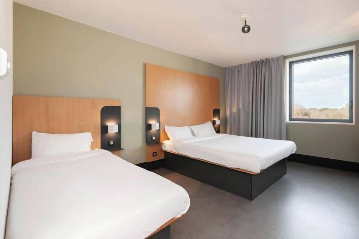 Premium bedding, desk, soundproofing, free WiFi