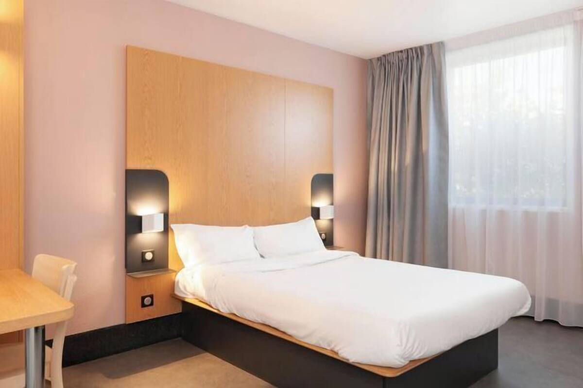 Ropa de cama de alta calidad, escritorio, insonorización y wifi gratis