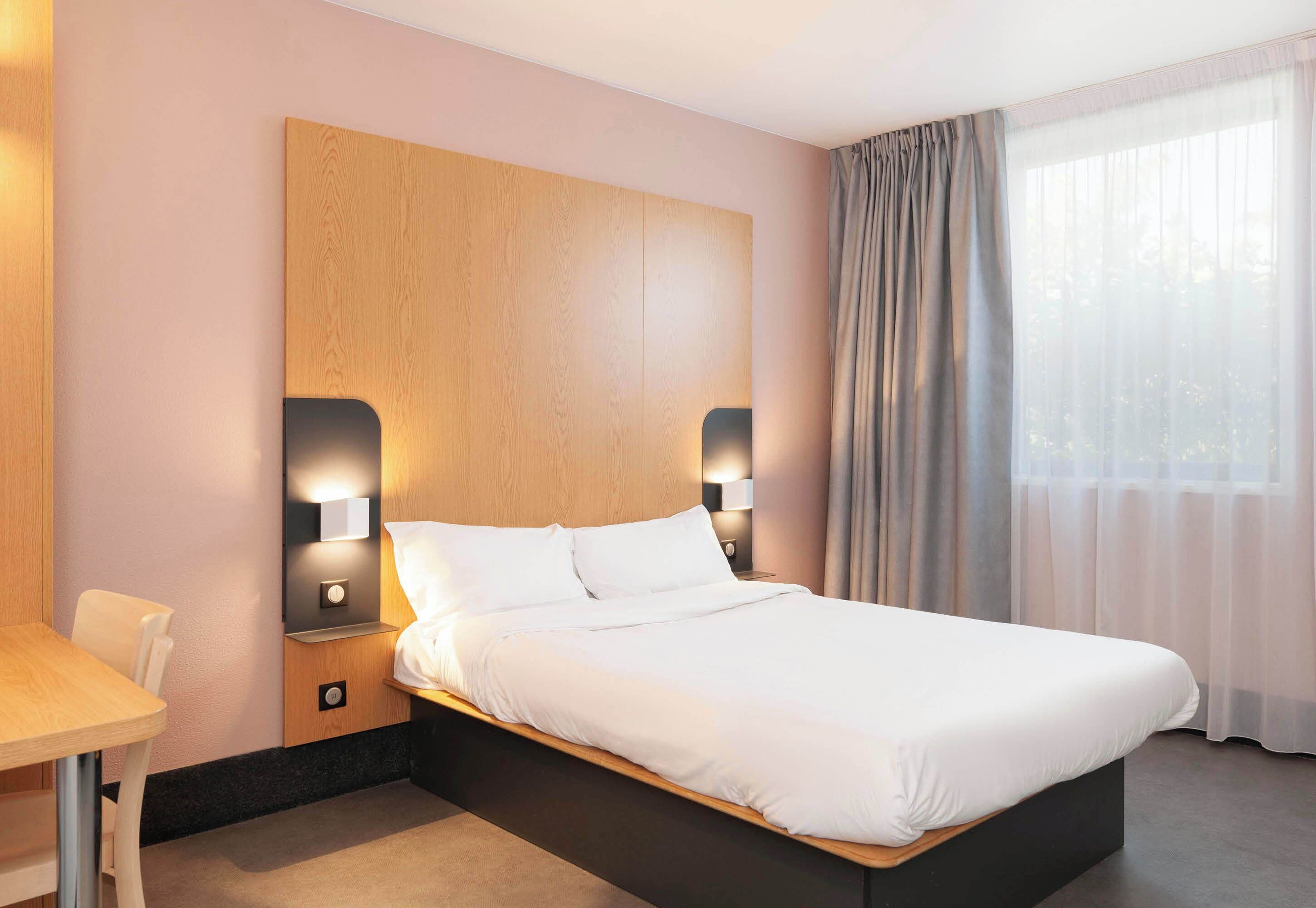 Tweepersoonskamer, toegankelijk voor mindervaliden, niet-roken | Luxe beddengoed, een bureau, geluiddichte muren, gratis wifi