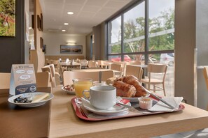 Petit déjeuner buffet servi tous les jours en supplément