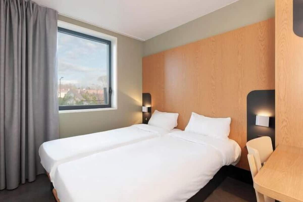 Premium bedding, desk, soundproofing, free WiFi