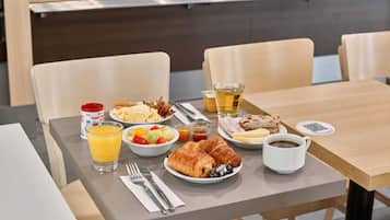 Desayuno buffet todos los días (con cargo)