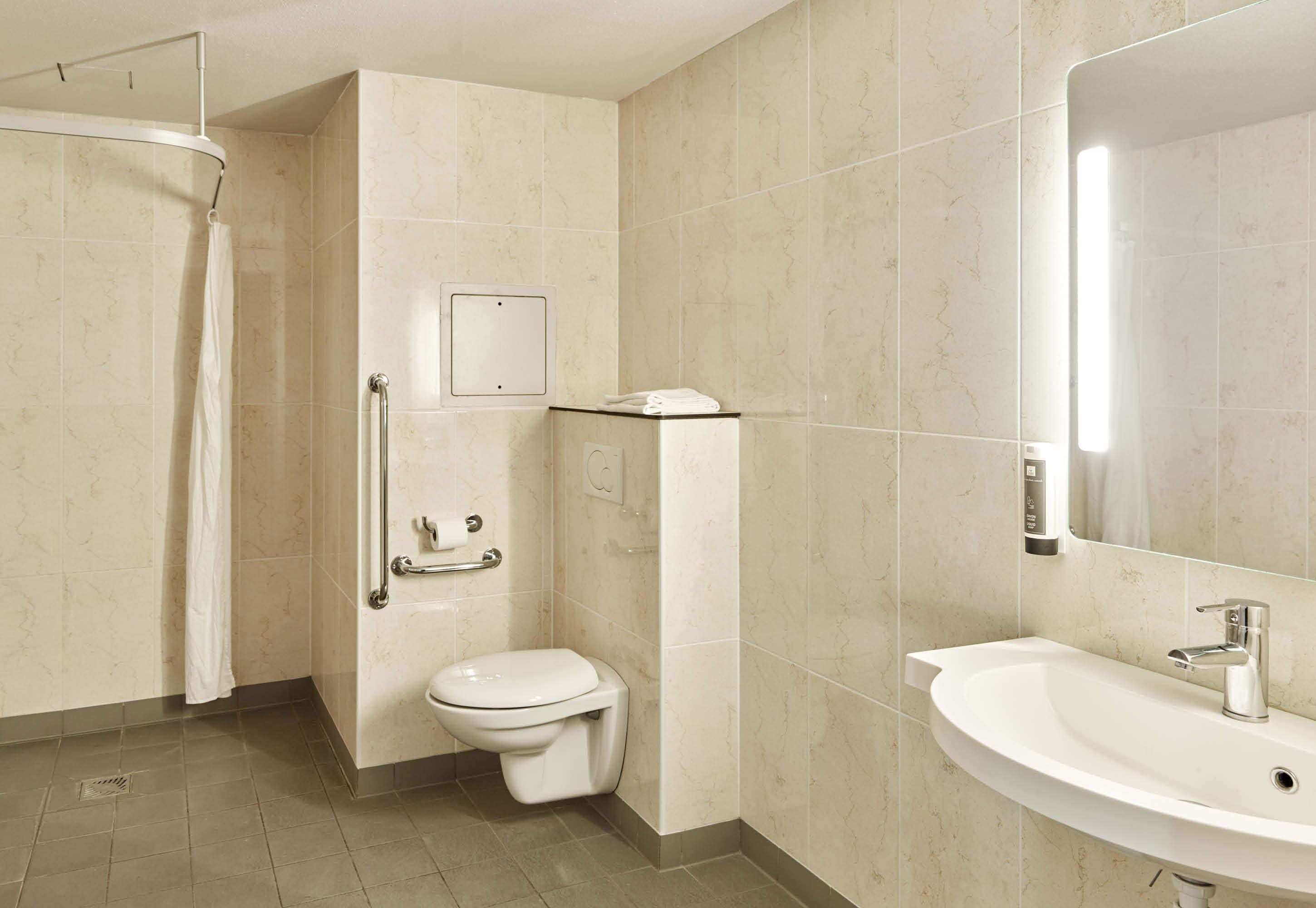 double room, accessible | bathroom | shower, towels