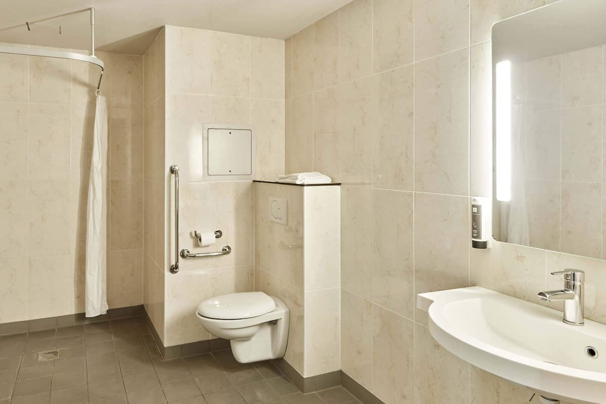 double room, accessible | bathroom | shower, towels