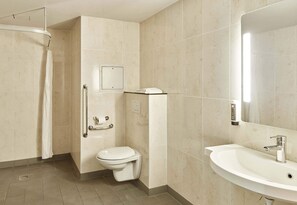 Tweepersoonskamer, toegankelijk voor mindervaliden | Badkamer | Een douche, handdoeken