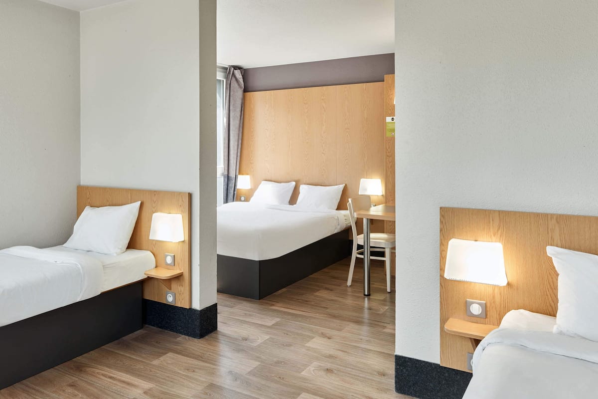 quadruple room | 1 bedroom, premium bedding, desk, soundproofing