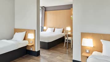 Habitación cuádruple | Ropa de cama de alta calidad, escritorio, insonorización y wifi gratis