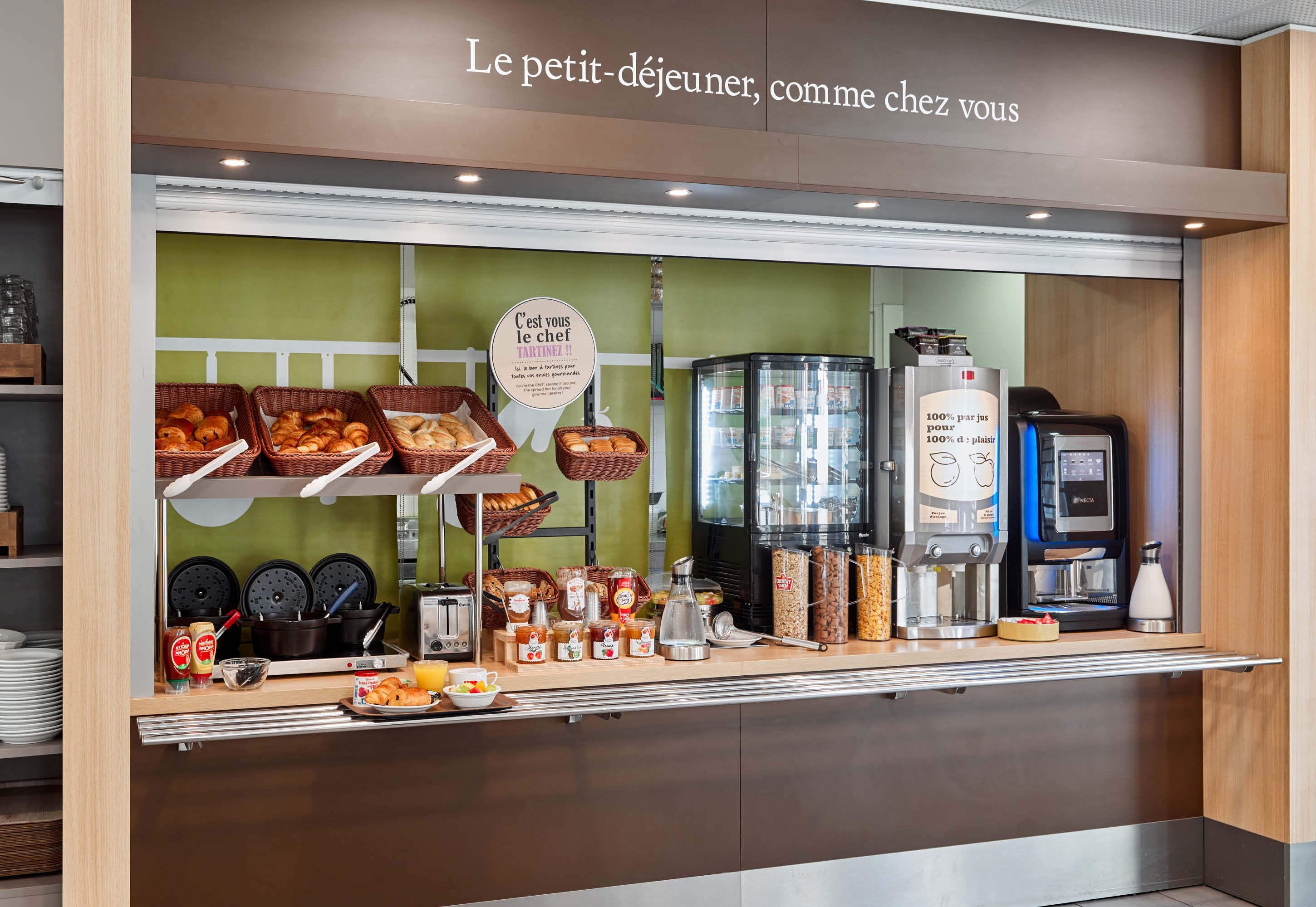 daily buffet breakfast for a fee