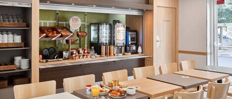 Petit déjeuner buffet servi tous les jours en supplément