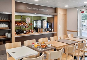 Petit déjeuner buffet servi tous les jours en supplément