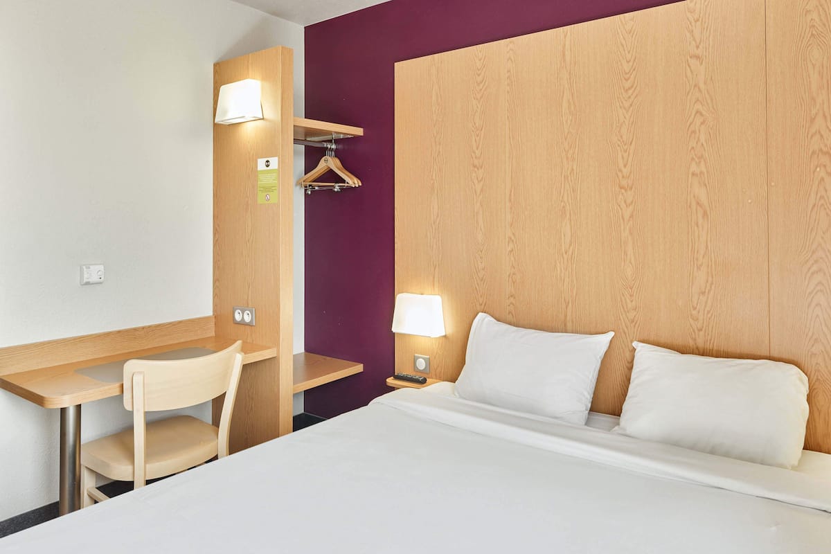 1 bedroom, premium bedding, desk, soundproofing