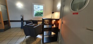 Lobby sitting area - B&B HOTEL Grenoble Centre Alpexpo (Grenoble)