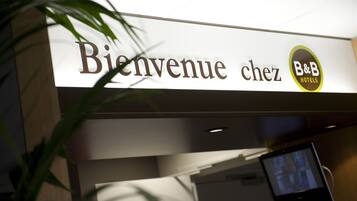 Un letrero con la frase 'Bienvenue chez B&B Hotels' y un logotipo.