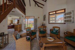 Villa 2 | 起居区 | 80-厘米纯平电视 （配备有线频道）、书