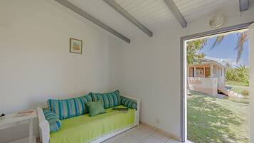 Bungalow familiale | Individually decorated, individually furnished, blackout drapes