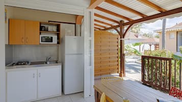 Bungalow familiale | Private kitchen | Full-size fridge, microwave, stovetop, coffee/tea maker
