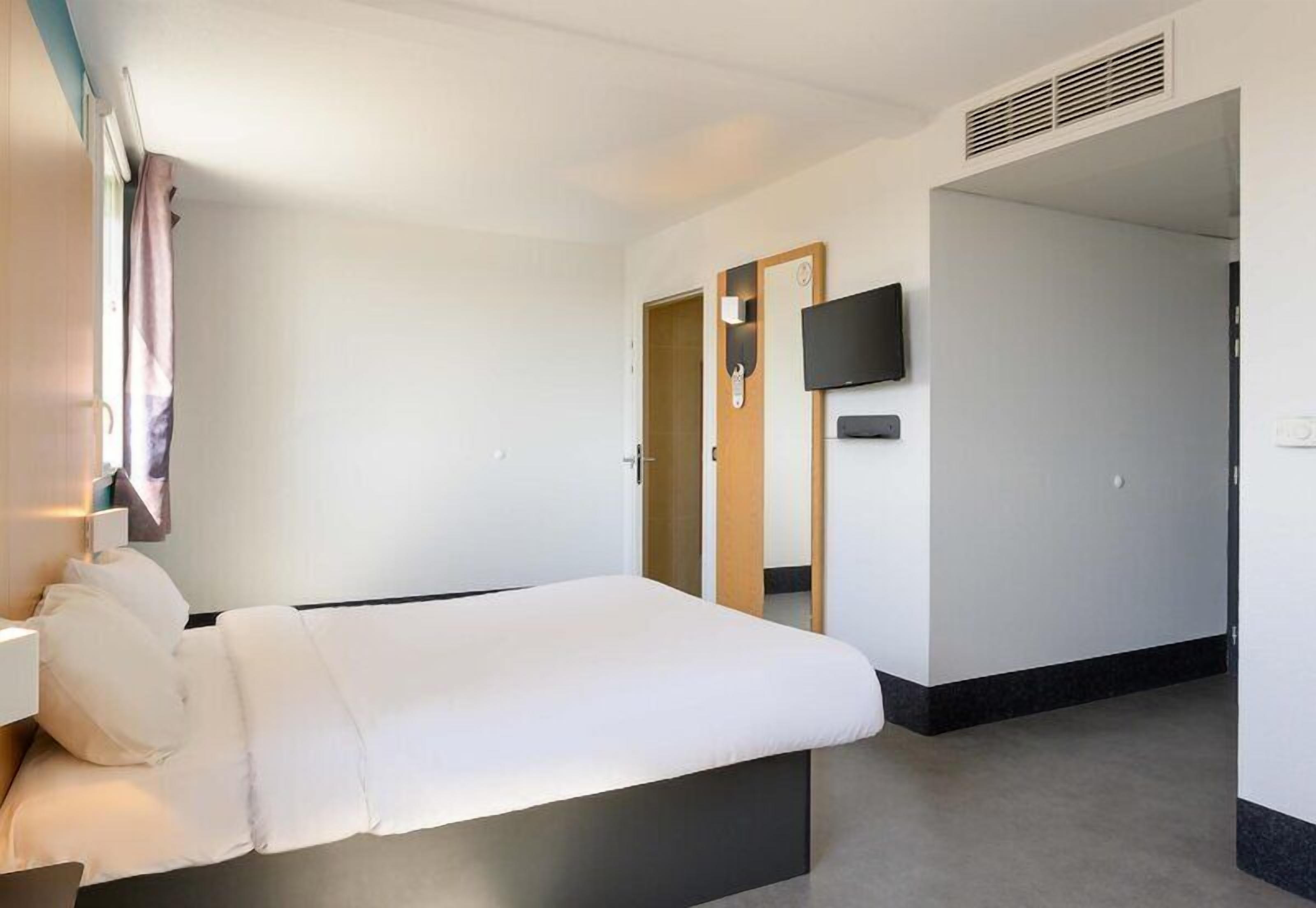 Premium bedding, desk, blackout drapes, soundproofing