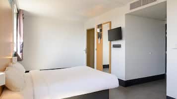 Premium bedding, desk, blackout drapes, soundproofing