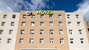 Een hotelgebouw met een bord waarop 