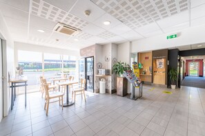 Desayuno buffet todos los días (con cargo) 