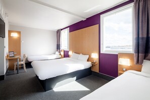 Habitación cuádruple | Ropa de cama de alta calidad, escritorio y cortinas blackout 