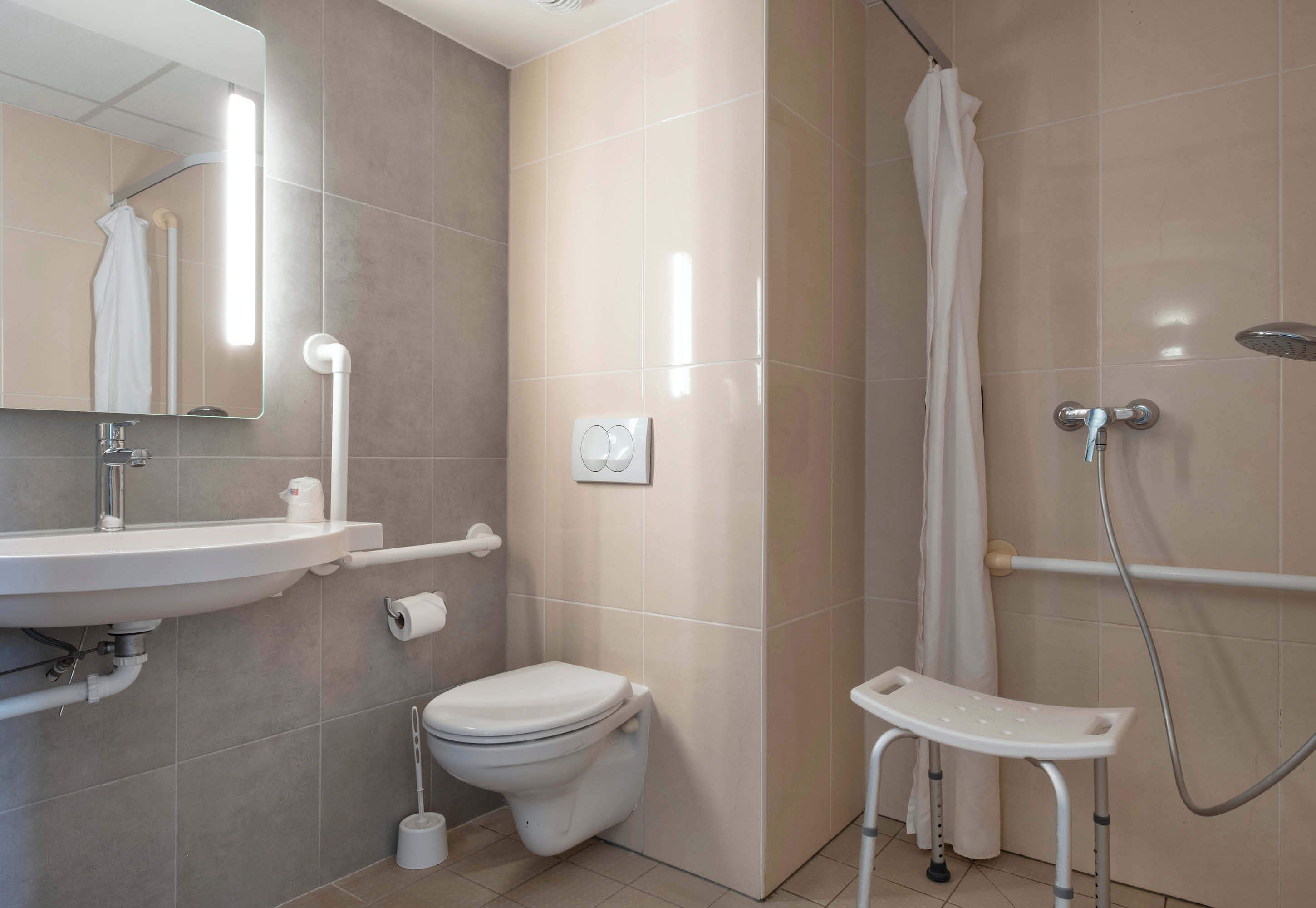 double room, accessible | bathroom | shower, towels