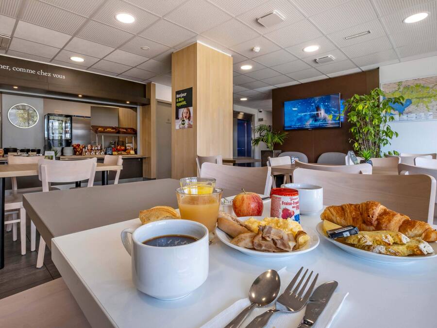 Petit déjeuner buffet servi tous les jours en supplément