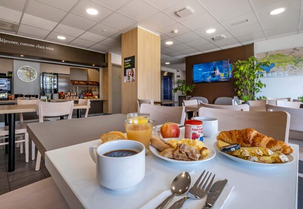 Daily buffet breakfast for a fee - B&B HOTEL Niort Marais Poitevin Est (Niort)