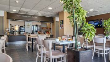 Petit déjeuner buffet servi tous les jours en supplément