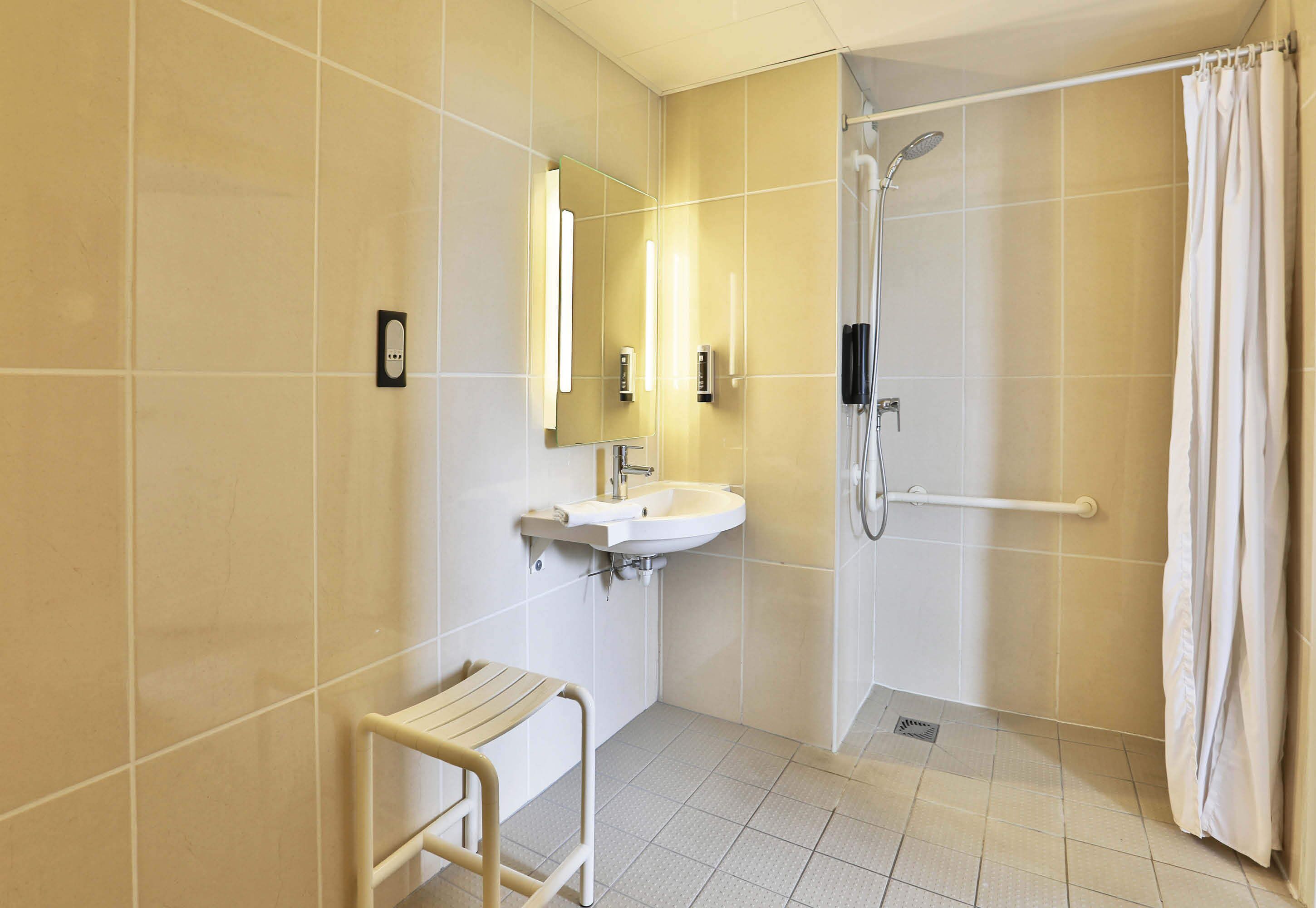 double room, mobility accessible, non smoking | bathroom | shower, towels