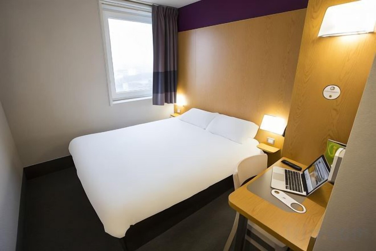 Desk, soundproofing, WiFi (free), bed sheets