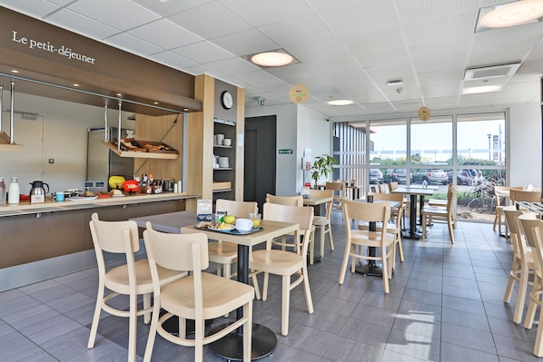 TĂ€gliches FrĂŒhstĂŒcksbuffet gegen GebĂŒhr