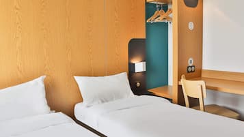 Standard Twin Room, Non Smoking | Desk, soundproofing, free WiFi, bed sheets
