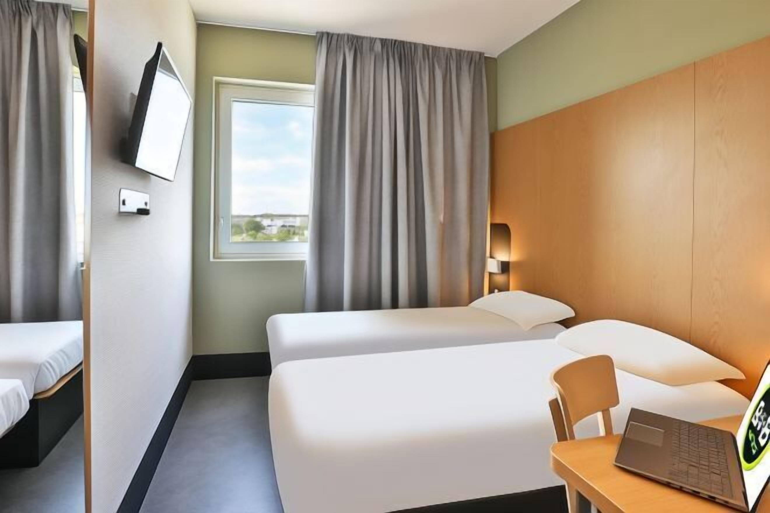 Desk, soundproofing, free WiFi, bed sheets