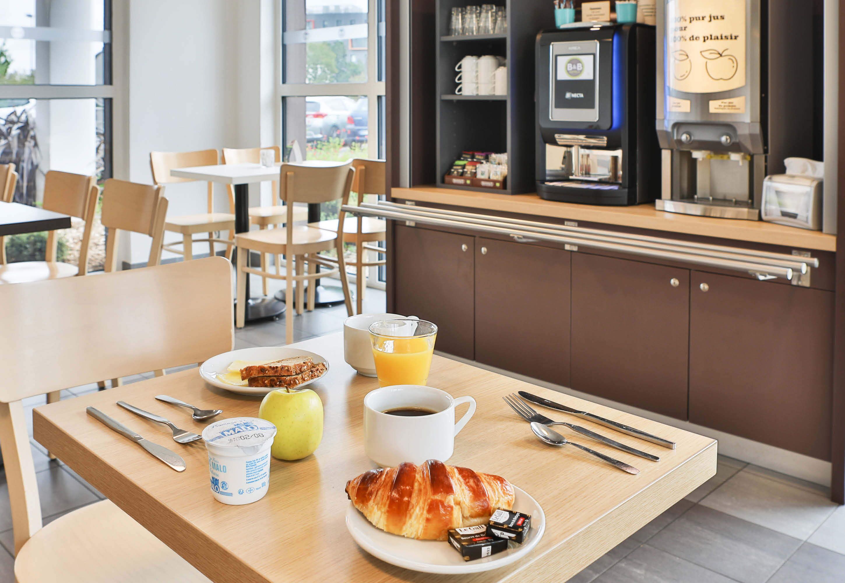 daily buffet breakfast for a fee