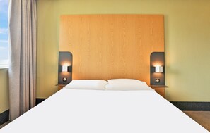 Desk, soundproofing, free WiFi, bed sheets