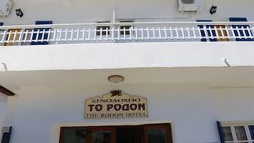 A hotel entrance with a sign reading "Enoaox To Podon The Rodon Hotel".
