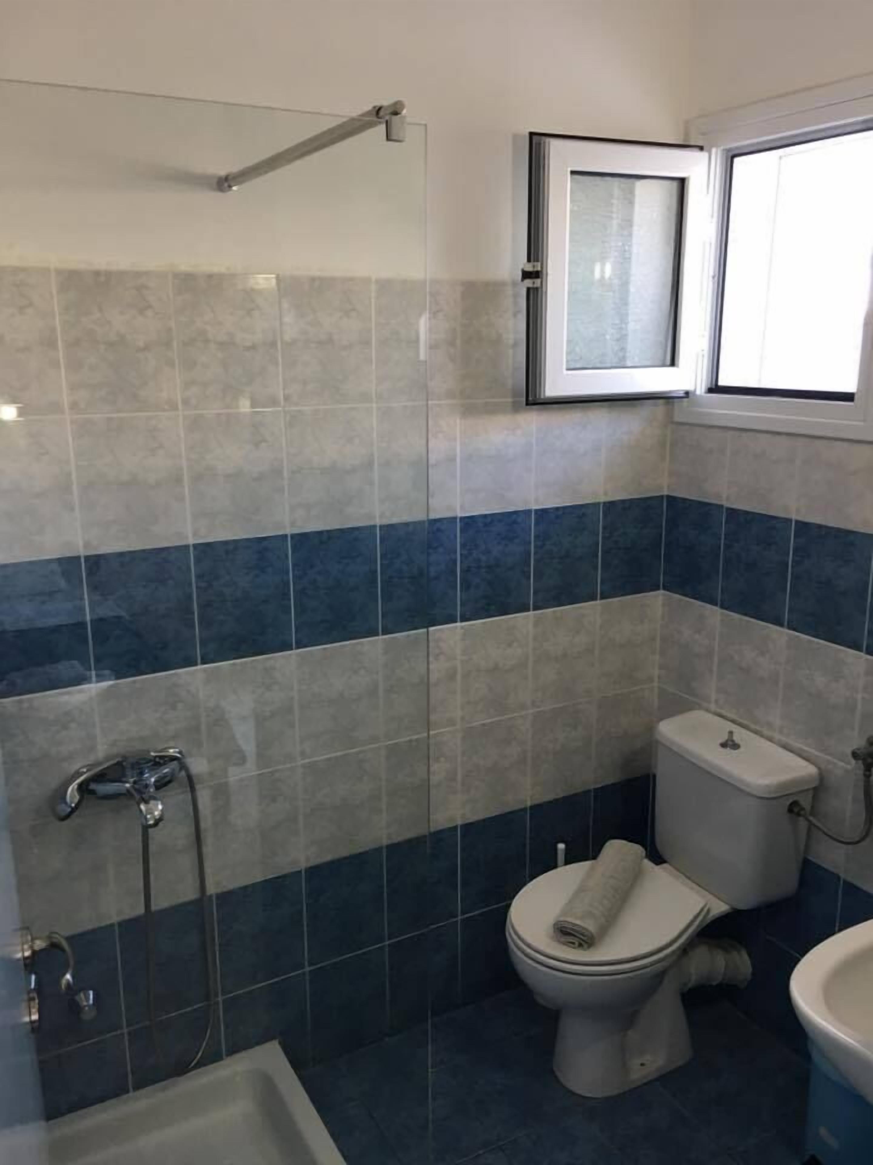 Regadera, amenidades de baño gratuitas, secadora de cabello, toallas 