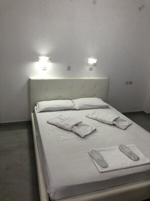 Double Room, Garden View | In-room safe, iron/ironing board, free WiFi, bed sheets - Hotel Rodon (Patmos)