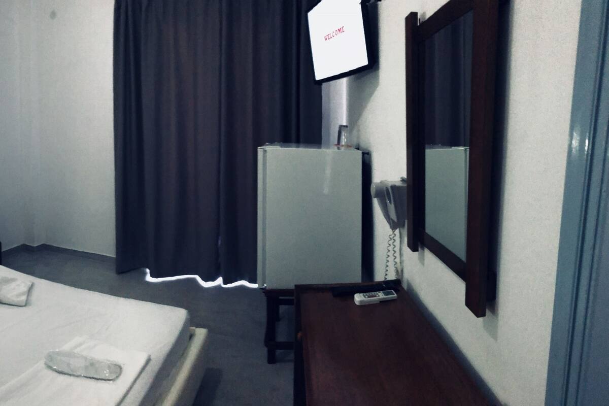 Caja de seguridad en la habitación y tabla de planchar con plancha 