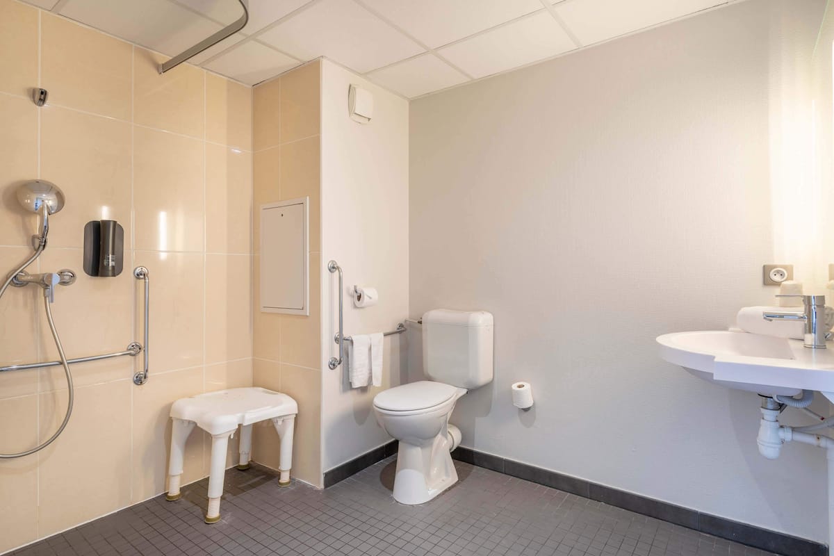 double room, accessible, non smoking | bathroom | shower, towels