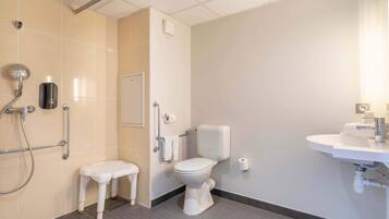 Kahden hengen huone, esteetön, tupakointi kielletty | Kylpyhuone | Suihku, pyyhkeet