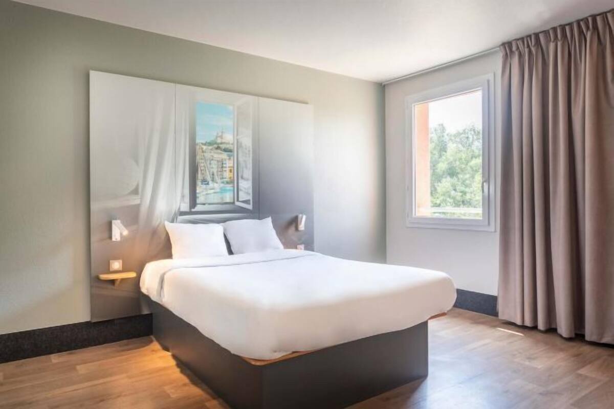 Premium bedding, desk, blackout curtains, soundproofing