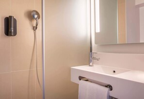 Een douche, handdoeken