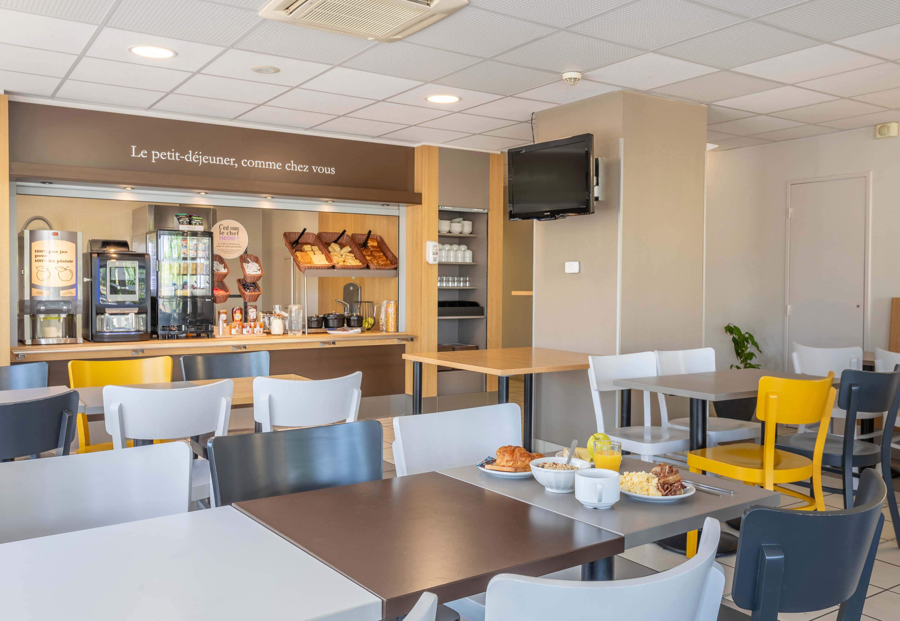 daily buffet breakfast for a fee