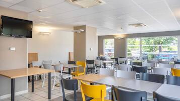 Petit déjeuner buffet servi tous les jours en supplément