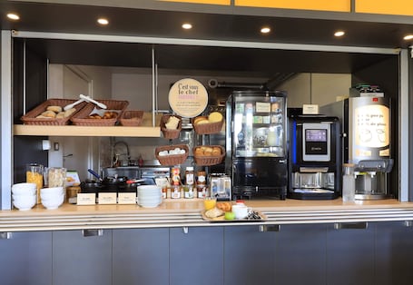 Petit déjeuner buffet servi tous les jours en supplément. B&B HOTEL DIJON Nord