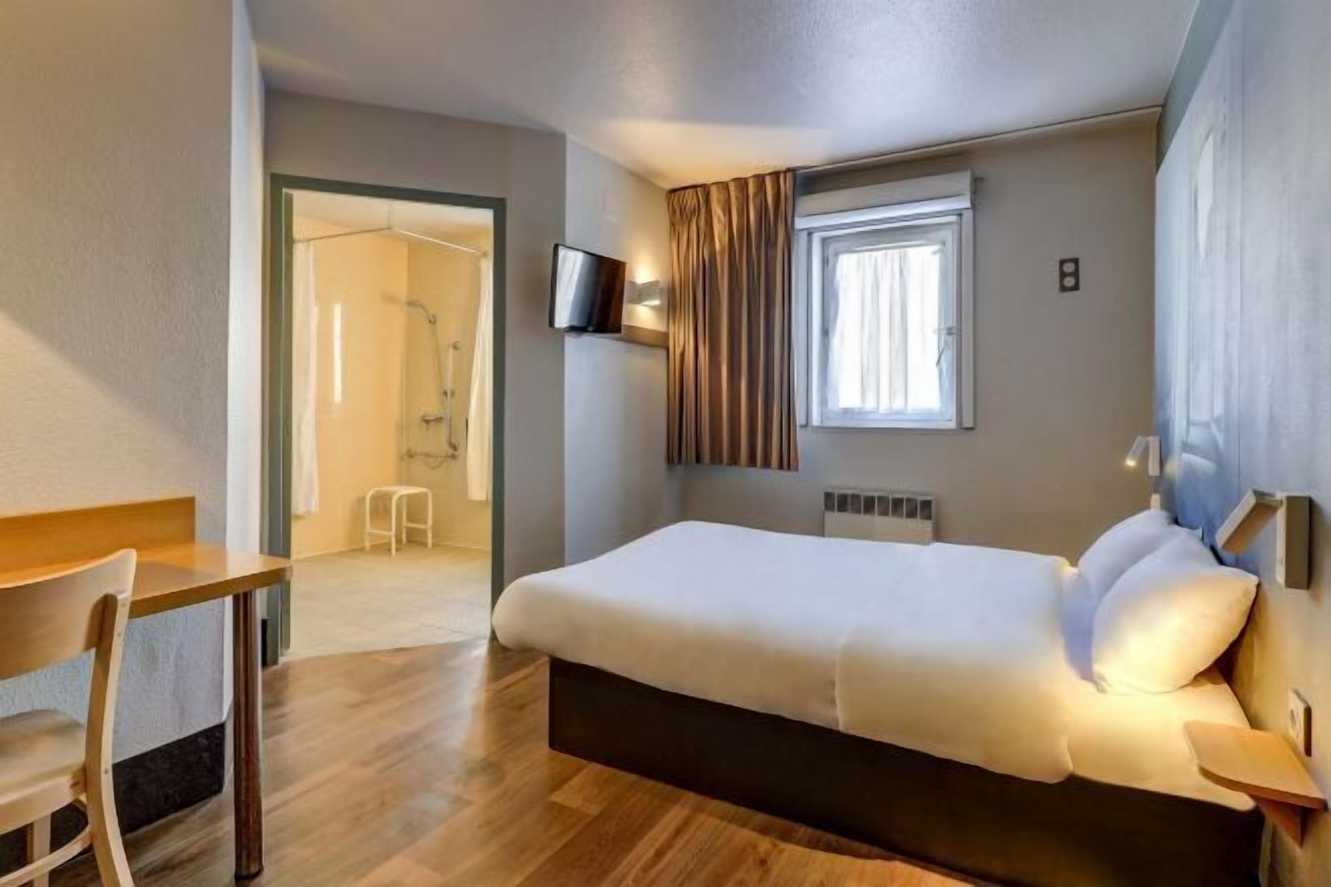 Bộ đồ giường cao cấp, trang bị nội thất với thiết kế riêng biệt, bàn 