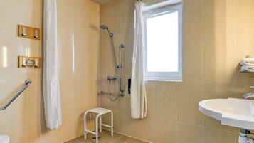 Dobbeltrom, tilgjengelighetstilpasset, ikke-røyk | Bad | Dusj, toalettartikler (inkludert) og håndklær
