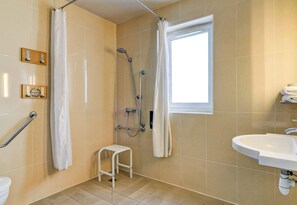 Quarto casal, acessível, para não fumantes | Banheiro | Chuveiro, produtos de toalete grátis, toalhas de banho 